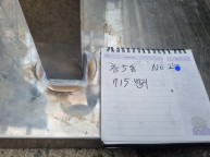 거주자우선 주차 안내표지판을 버티는 기둥이 있다 이 기둥은 바닥판과 보여지는 판을 기둥으로 연결되어 있는데이 부분이 떨어지고 터져서 벌어진 상황이라 이를 용접해 달라는의뢰를 받았다…