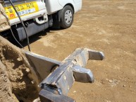 포크레인중장비에 사용되는 장비로 사진을 자세히 보면 한쪽 돌출부위가 없는게 보입니다 그 부분을 흔히 이빨이라 표현하는데그 이빨이 있어야 땅을 헤집어될 수 있다 그런데 작업을 하다면…