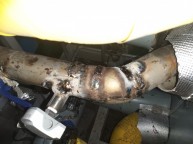 304 온수배관 누수 출장용접 다녀왔습니다 사진처럼 물이 품어져 나오고 있죠온수배관 경우 용접을 하게되면 크랙이 생기는데이것을 잡다보면 용접한 곳 옆으로 계속이어져인내가 필요합니다