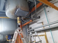 이중탱크에 히터봉을 철거하고 절곡한 펄판을 메우는 작업철판 무게와 위보기 용접으로 마무리