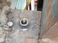 철근 커플러 인장시험을 거친 것을 빔 구조물에 용접하는 작업