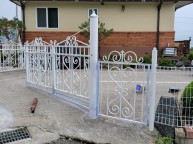 사진에 문 밑으로 들개들이 들어와 아이들을 위협하는 일이 생겨서 문 밑을 보강하는 작업의뢰 건