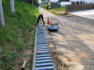 기존에 있는 그레이팅에 하중을 견딜 수 있게 철판을 덧붙여 용접의뢰를 받고 설치할 곳 그레이팅을 모두 걷고 용접시작