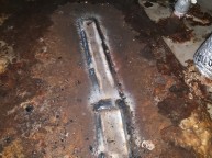 온수탱크 누수용접 사진에 표기된 곳이 물이 뿜어져 나오고 있는 상태이고가늘게 크랙실금이 간것이 보입니다누수가 계속된 관계로 겹겹이 벗겨져나오는것이 보입니다영업집이라 탱크제작 하기전…