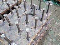 30t 철판에 22mm볼트를 20개를 용접하는 작업을 의뢰 받았습니다 처음 주문은 떨어지지 않을 정도로 해달라하시고 나중에는 테스트에 통과할 수 있게 변경되어 다시 용접을 하게된 …