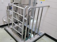 진입발판 및 안전 난간 설치작업 바닥에 턱이 있어서 구루마를 끌고 다니기 힘들어서스텐판으로 진입발판을 제작설치 안전난간을 설치작업으로 새롭게 자작설치