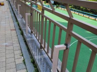 기존의 난간이 흔들려서 보강작업을 의뢰받았습니다 보강 할 것은 미리제작하여 난간에 용접하여 붙이고 바닥에 앙카로 고정하는 작업입니다한가지 흠은 칠인데 같은 색을 맞추기란 힘드네요