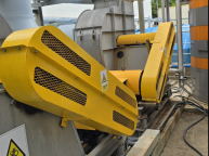 안전커버는 크고 작고가 중요한게 아니라손가락과 손이 들어가면 안되고 옷자락이 끼어도 안됩니다저희가 작업한 사진처럼 손은 물론이고 손가락이 들어갈 틈이 보이시나요보시기에도 안전해 보…