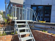 매우 어려운작업 입니다 건물과 건물 사이가 1500정도 그 사이에 비상걔단을설치해야 하는데 장비를 사용할 수 없어 아시바를 설치해야만작업을 할 수 있어 아시바를 설치하고 자재는 올…