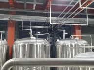 용인의 맥주공장 배관설치작업 용량 35톤탱크의 연결 배관작업으로도면에 따라 작업 배관설치를 위한 배관제작중 설치된 배관이 모양을 갖추고 있는데설치된 배관모습