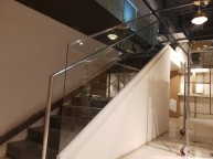 송도 한샘매장 계단 작업 후 유리난간추가 요청으로 작업 해드렸습니다유리집을 접어설치하고10T 강화유리 설치