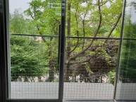 사진과 같이 문을 열고 나오면 추락위험방지를 구로구청에서 의뢰받고 제작어제까지 비가와서 만들어 놓고도 태풍등의 이유로미루고 미루다 설치