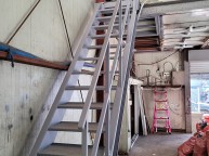 직접 시공을 하시려 발판을 주문하시고계단 시공을 의뢰하셨습니다 고소작업에 철거를 해야만 계단설치를 할 수 있었습니다계단 상부 참을 만들고계단을 설치상부 천정 보강작업을 서비스로해드…