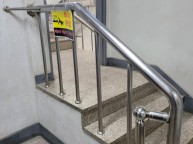 학원 건물 승강기앞 난간을 흔들리지 않게 보강
