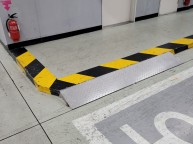 용접하기 위해 불티방지포를 깔고 주어진 곳에서만 제작 6T 스텐 체크판으로 의뢰를 하셨는데구르마를제작하지만 차가지나가도 문제없도록 튼튼하게제작 의뢰함