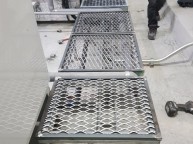 사진의 배관라인 위에 안전발판을 설치하기 위해서 도출된 드레인배관을 낮게 설치하고 그위에 발판을 설치해야 함문제는 현장에서 용접을 할 수없어제작하여 설치만 할 수 있어 작업이 매우…