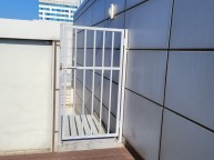 3층 가림판 작업을 하는 동안 추가작업 주셔서18층 출입문 제작설치 해드렸습니다 공장에서 제작을 해서 설치하려 하는데외벽 판넬과 벽 공간이 150mm이상 벌어진 상태에서외벽판넬 프…