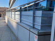 난간 설치된 곳을 손이 들어가지 않게 막으면서 보일 수 있게 제작설치 의뢰를 받았습니다 체크된 곳에 돌을 아이들이 밖으로 던지는 사례가 있어가림판을 막아달라는 작업입니다영하의 날씨…