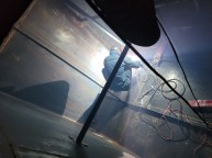 탱크 내부 용접이 부실하게 한 것을 알게되어보수작업 갔습니다 지름450mm 입구를 통해 들어가작업하는데환기를 위하여 벤치레타를 가동하여 작업하려는 정말 힘든작업입니다 남이 작업하다…