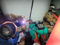 코로나로 힌든 모텔 사장님의 호출을 받고물이 세는 탱크를 응급처지로 막아 달라는 의뢰를 받았습니다 보온재로 쌓여진 상태에서 애기만 듣고 걱정되는 것은한가지 탱크재질보온재에 가려져 …