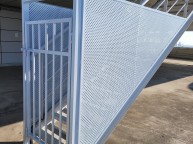 안전상의 이유로 추가제작을 의뢰 받았습니다 또 상암동인데 이번에 21층출입문을 설치하고 계단 위로 넘어가지 못하게가림판까지 설치 이 계단에 출입문과 난간 쪽 가림판 설치미리 제작한…