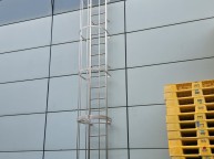 처음엔 철계단으로 계약하고 나중에 비상용계단으로 변경된 작업입니다스텐으로 원하셔서 현장에서 만들기에 너무 시간이 오래걸려서4m짜리 2개를 만들어서 현장에서 연결하여 시공하였습니다